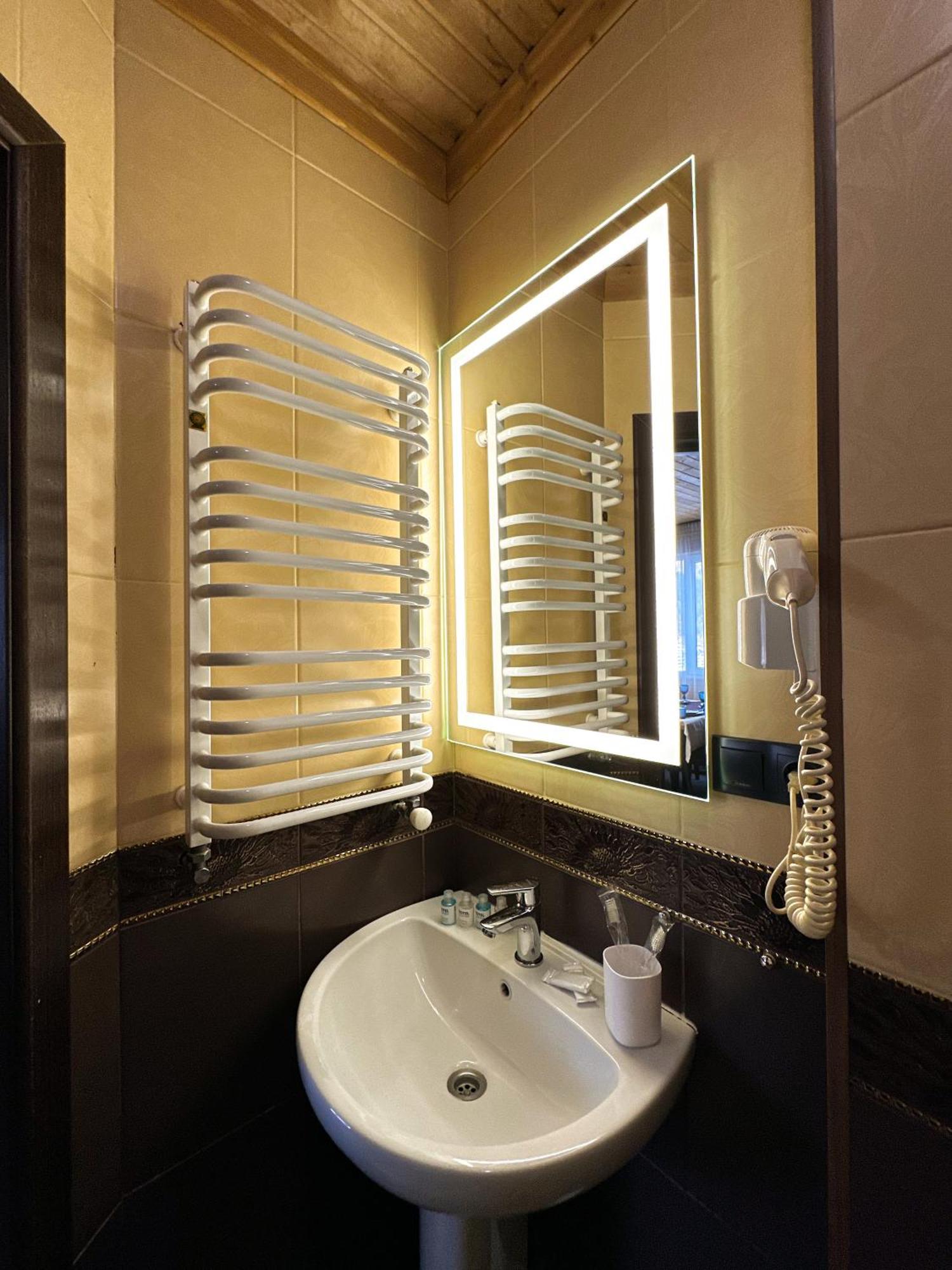 Wellland Hotel Jaremče Esterno foto